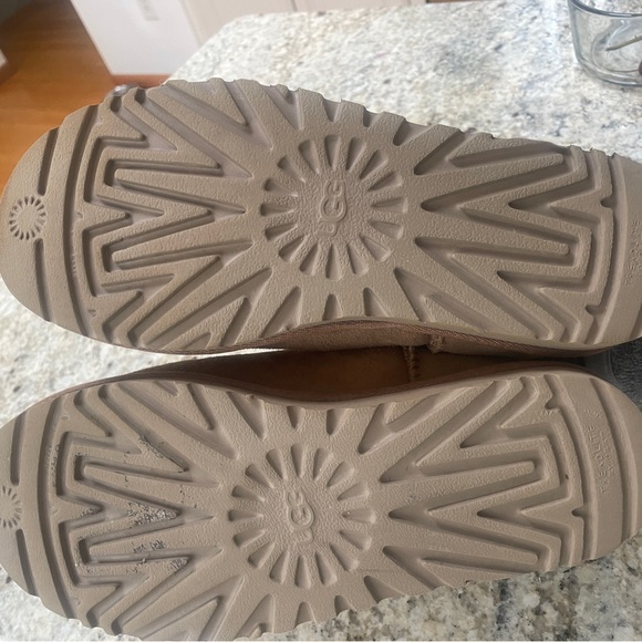 UGG Classic Ultra Mini Size 7 - Picture 8 of 10
